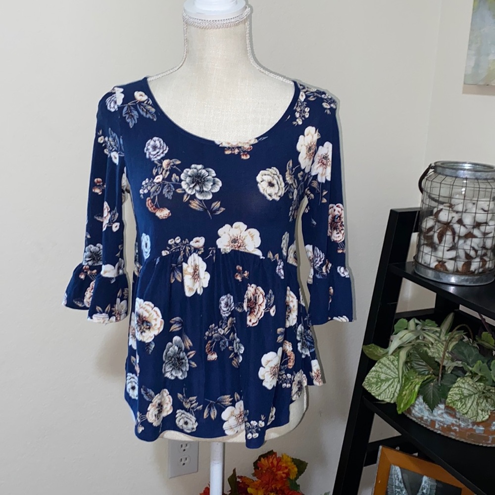 🫶🏼Threads size small 3/4 length navy floral non wrinkle top